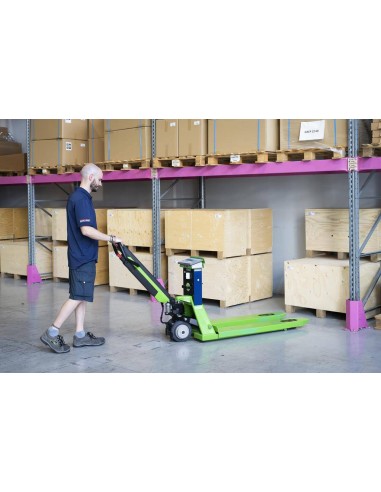 Transpallet pesatore elettrico in magazzino 2