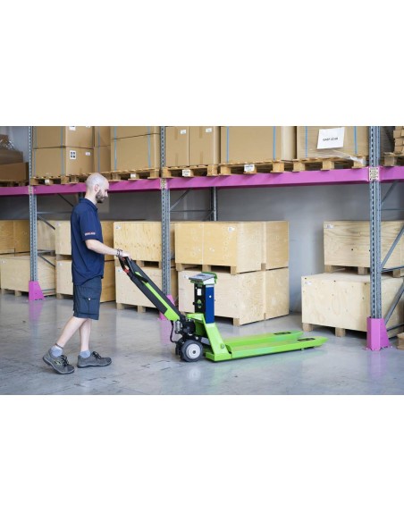 Transpallet pesatore elettrico in magazzino 2